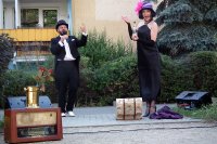 Zdjęcie z występu plenerowego p.t. „Lata  dwudzieste, lata  trzydzieste”  dla mieszkańców  o